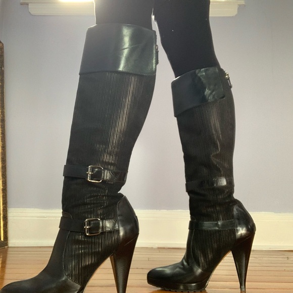 Black Oscar De La Renta Heeled Boots. Very comfortable barely worn. Size 38.5 - Picture 2 of 11
